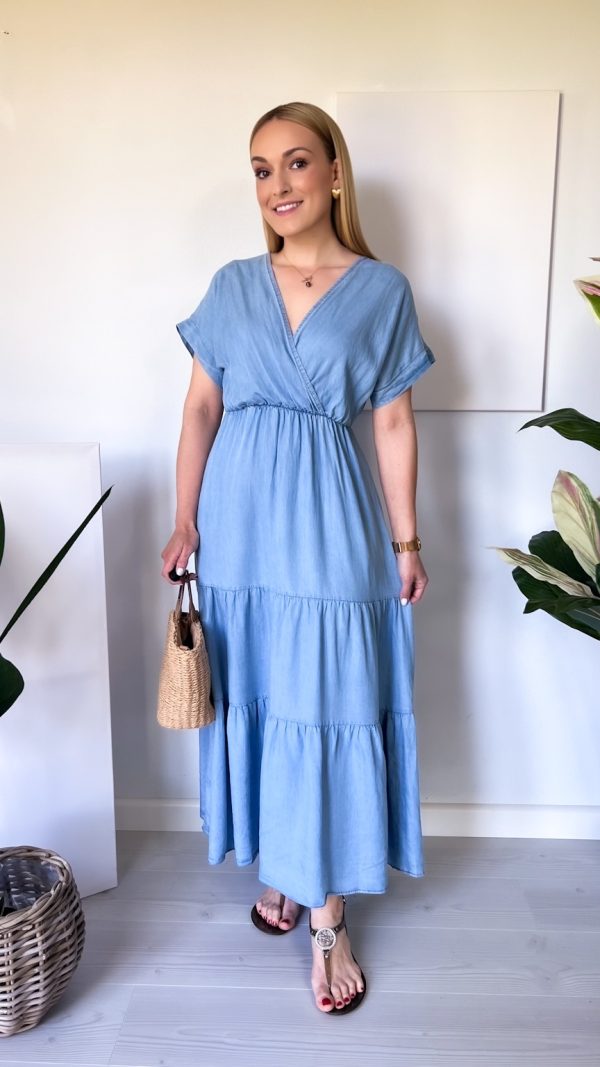 👗 Maxi Sukienka z Dekoltem Kopertowym – Jeansowy Look na Lato 👗