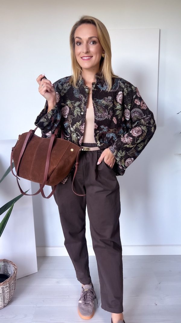 Kurtka bomberka AUTUMN VIBE gorzka czekolada w kwiaty