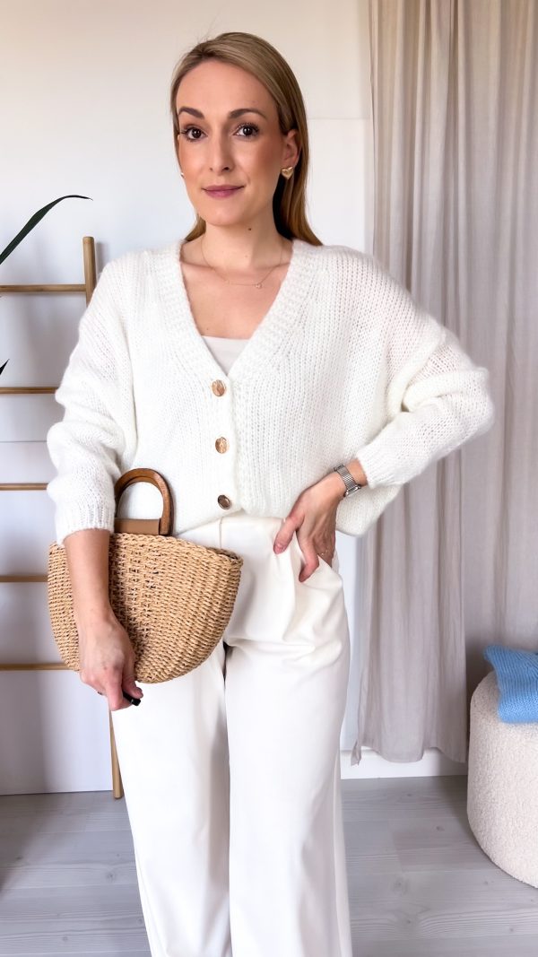 Sweterek ze złotym guzikiem śmietanka