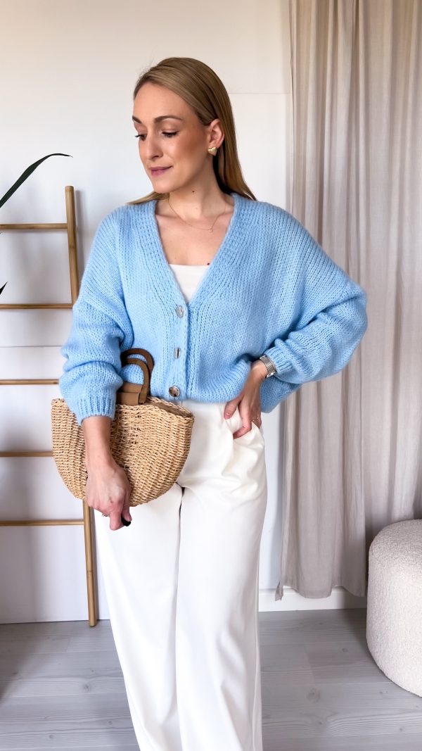 Sweterek ze złotym guzikiem niebieski