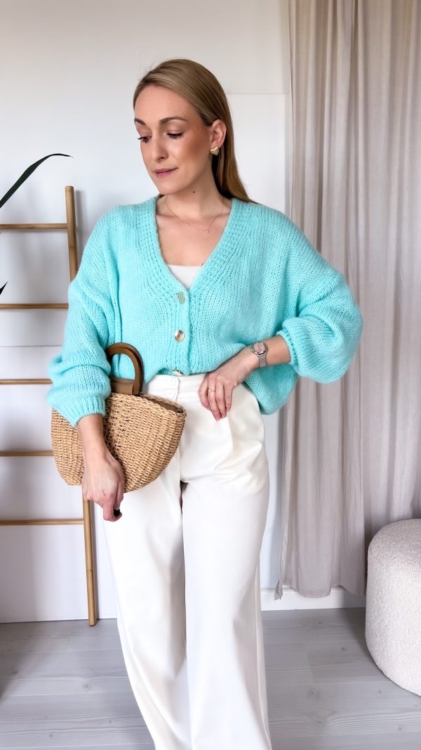 Sweterek ze złotym guzikiem turkus