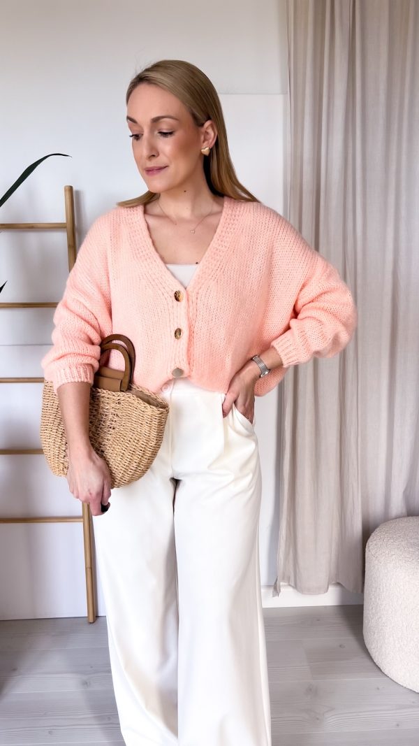 Sweterek ze złotym guzikiem brzoskwinia