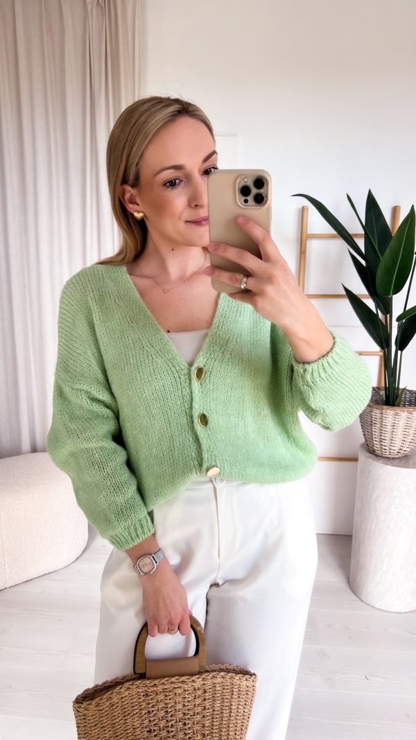 Sweterek ze złotym guzikiem pistacja